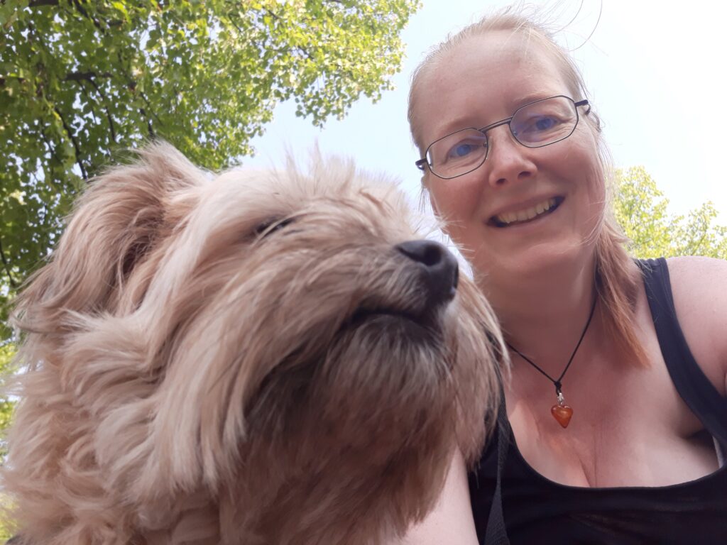 Ein Foto von mir mit meiner Hündin. Ein Teil meiner Bestimmung ist es, für Tiere da zu sein.