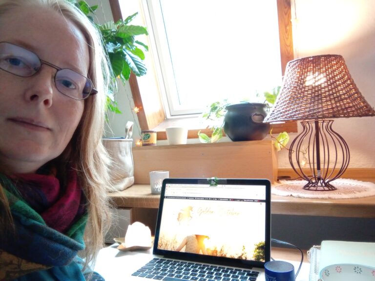 Sandra Hylla im gemütlichen Arbeitszimmer am Laptop – beim Aufräumen ihres eigenen Business