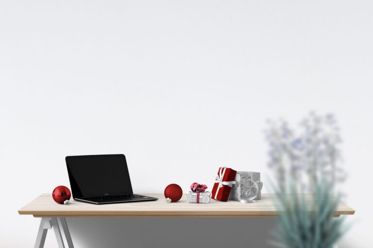 Laptop neben Weihnachtsdeko – Winterpause mit Abwesenheitsnotiz zu Weihnachten